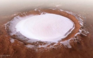 欧空局探测器拍摄到令人叹为观止的火星巨大冰湖
