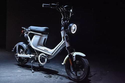 小米首款电动摩托车亮相，颜值不输雅马哈，定价16999元-第1张图片-IT新视野